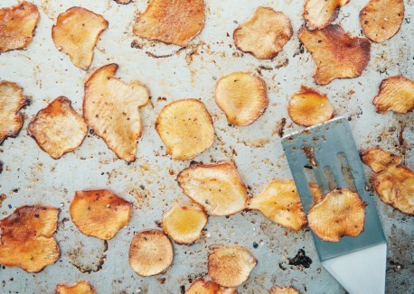 Oven-baked sunchoke chips with garlic and smoked paprika