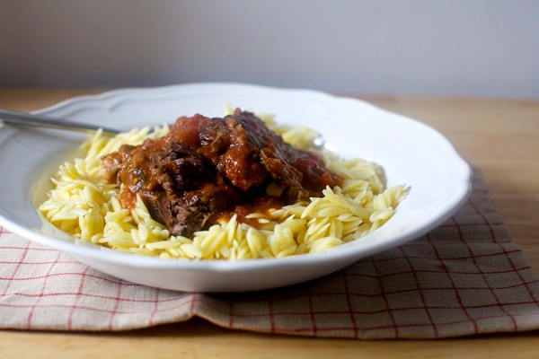 Oven-braised beef with tomatoes and garlic