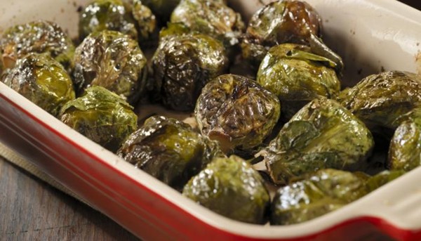 Oven-caramelized Brussels sprouts with autumn fruits