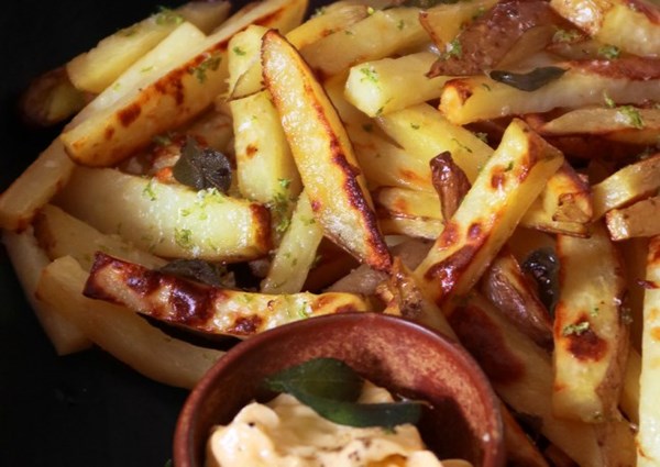 Oven chips with cardamom mayonnaise
