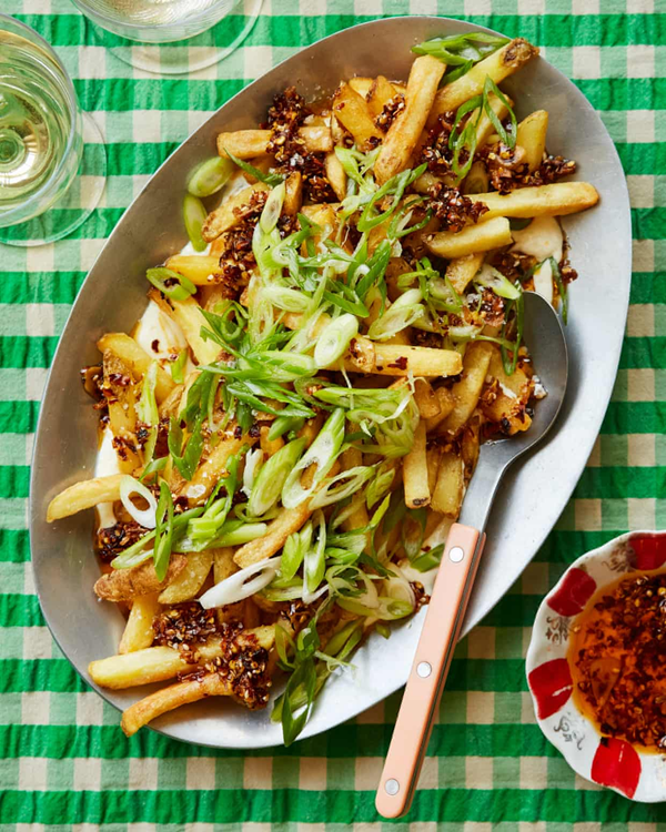Oven fries with whipped tofu and chilli dressing