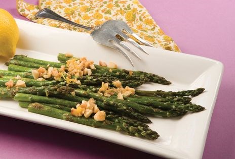 Oven-roasted asparagus with macadamia nuts