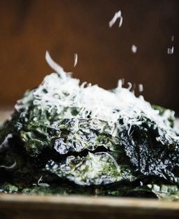 Oven-roasted kale chips with grated raclette