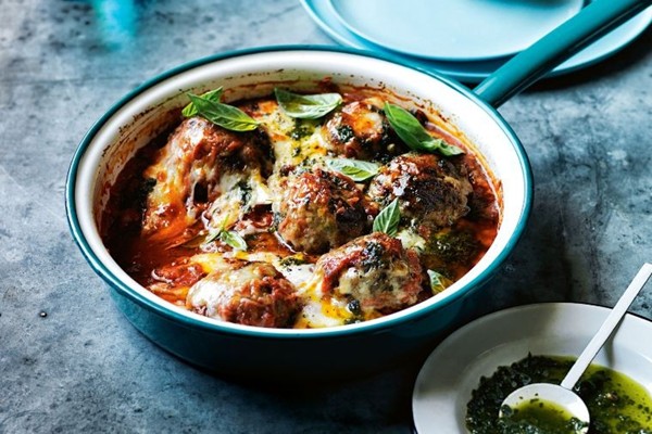 Oven-roasted meatballs with kale pesto and mozzarella