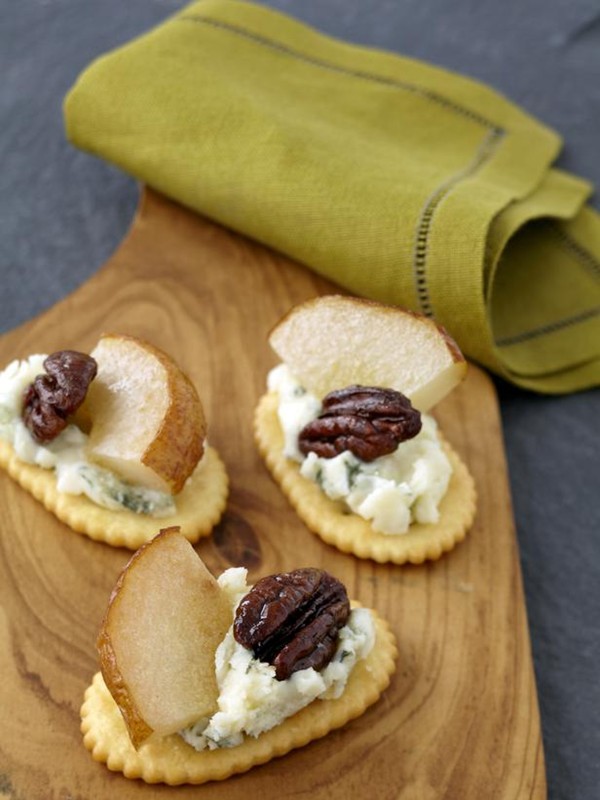 Oven-roasted pears with creamy blue cheese