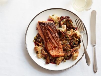 Oven-roasted salmon with cauliflower and mushrooms
