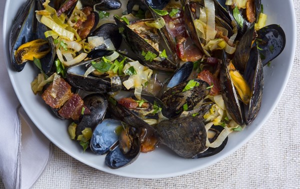 Oven-steamed mussels