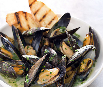 Oven-steamed mussels with leeks and Pernod