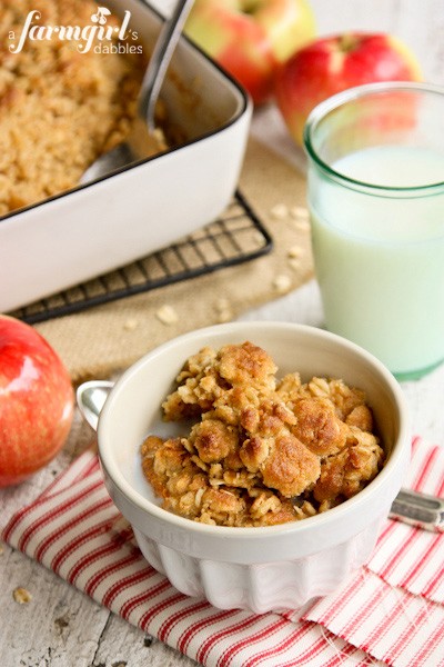 Overnight baked apple oatmeal with crunchy brown sugar streusel