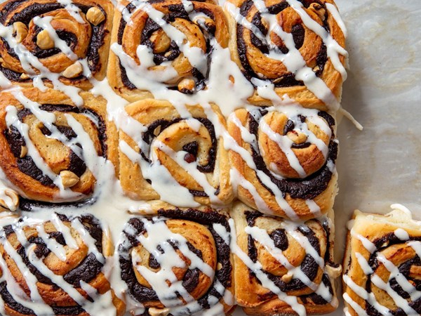 Overnight chocolate-hazelnut breakfast buns