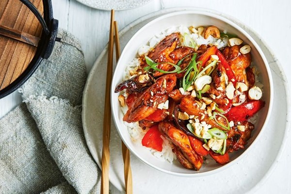Oyster sauce chicken with cashew nuts and dried chilli