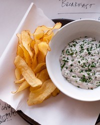 Oyster tartare sauce with potato chips