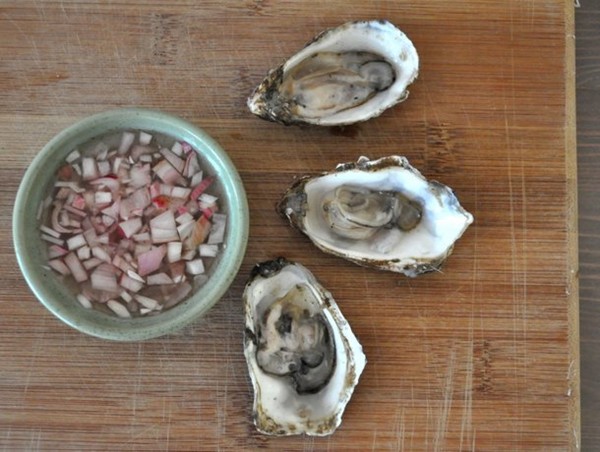 Oysters with mignonnette sauce 