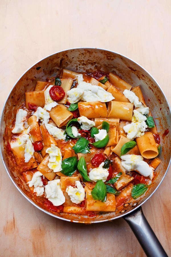 Paccheri with aubergine, two sorts of tomatoes and mozzarella (Paccheri con crema di melanzane, pomodorini e mozzarella)
