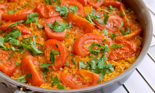 Paella with tomatoes