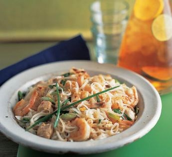 Paht Thai noodles (Kwaytiow paht Thai)