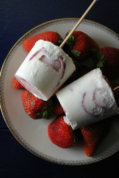 Paletas de fresas con crema