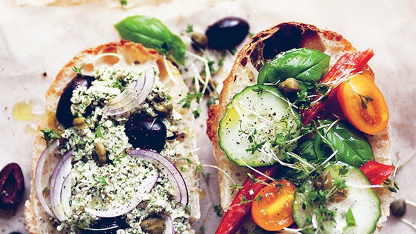 Pan bagnat with sunflower seed "tuna"