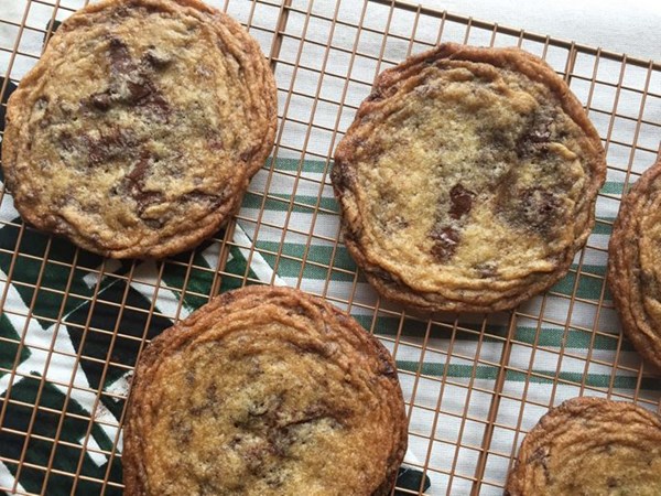 Pan-banging chocolate chip cookies