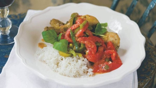 Pan-braised chicken drumsticks with tomatoes and green capsicums