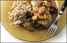 Pan-braised chicken with dried fruits and olives