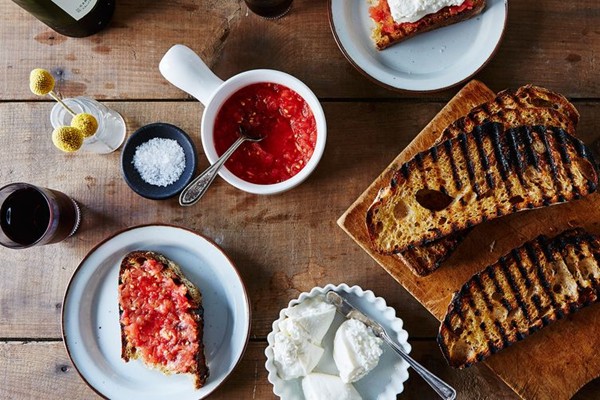 Pan con tomate with burrata