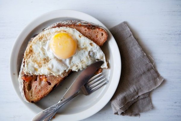 Pan con tomate with fried eggs