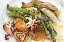 Pan-cooked asparagus and mixed fish