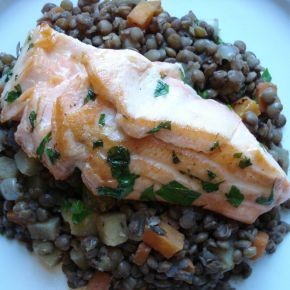 Pan-cooked salmon fillets with lentils
