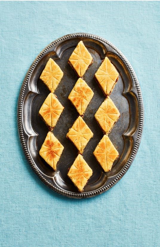 Pan-cooked semolina date bars (Bradj)