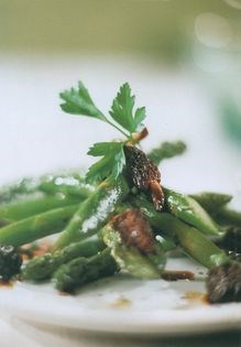 Pan-fried asparagus with new-season morels