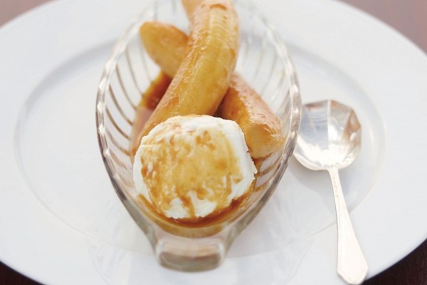 Pan-fried bananas in caramel syrup