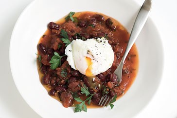 Pan-fried beans with poached egg and parsley