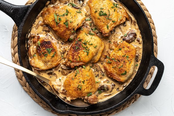 Pan-fried chicken thighs in Gouda-mustard sauce
