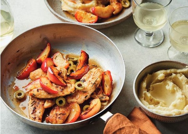 Pan-fried chicken with apples & rosemary