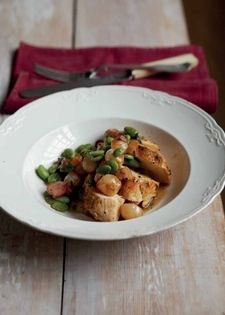 Pan-fried chicken with garden vegetable and pancetta ragôut (Blancs de poulet au ragôut de petits légumes et lardons)