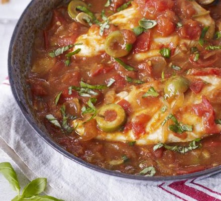 Pan-fried chicken with tomato and olive sauce