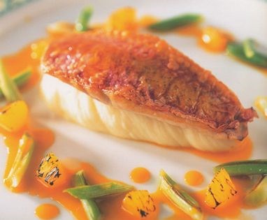 Pan-fried fillet of red mullet with seared oranges and spring onions
