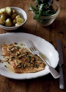 Pan-fried fillets of plaice with butter and almonds (Filets de carrelet meunière aux amandes)
