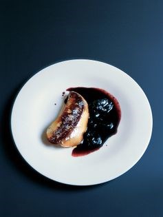 Pan-fried foie gras with prunes (Foie gras poêlé aux pruneaux)