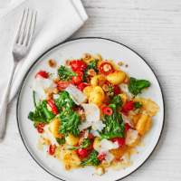 Pan-fried gnocchi with broccoli, hazelnuts and garlic