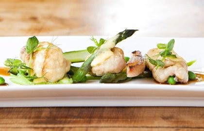Pan-fried lamb sweetbreads with pea purée, asparagus spears
