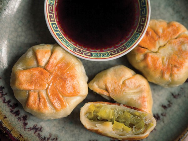 Pan-fried leek buns (Shui jian bao)