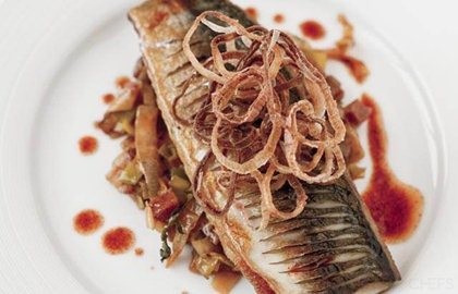 Pan-fried mackerel, chorizo-braised leeks and shallot crisps