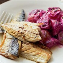 Pan-fried mackerel with potatoes and beetroot