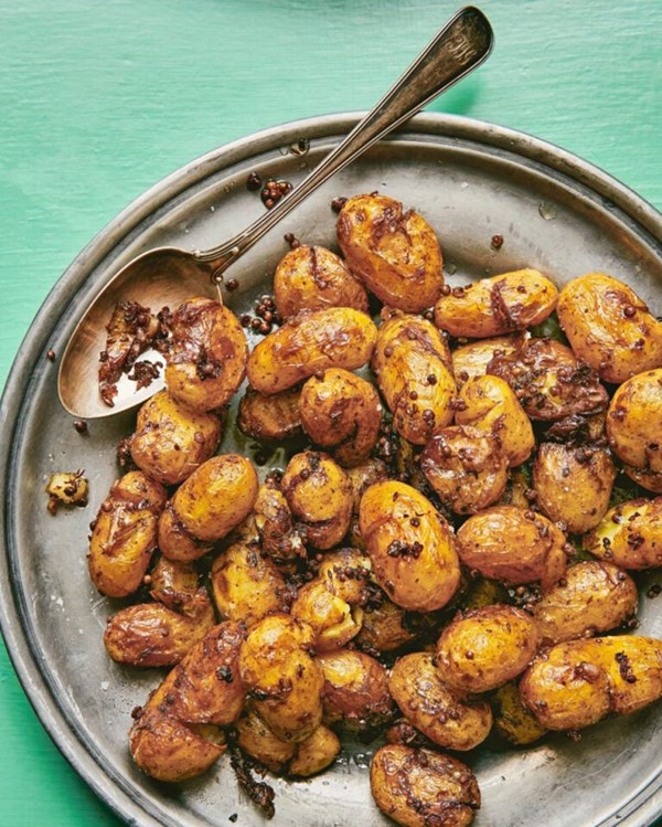 Pan-fried new potatoes with red wine and coriander (Patates antinaxtes)