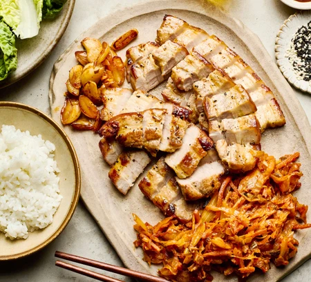 Pan-fried pork belly with garlic and kimchi