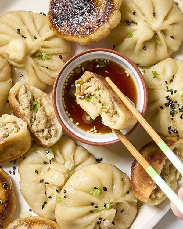 Pan-fried pork buns (Sheng jian bao)