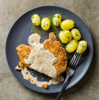 Pan-fried pork chops with milk gravy