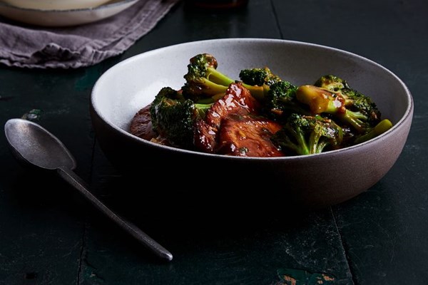 Pan-fried pork chops with scallions and broccoli